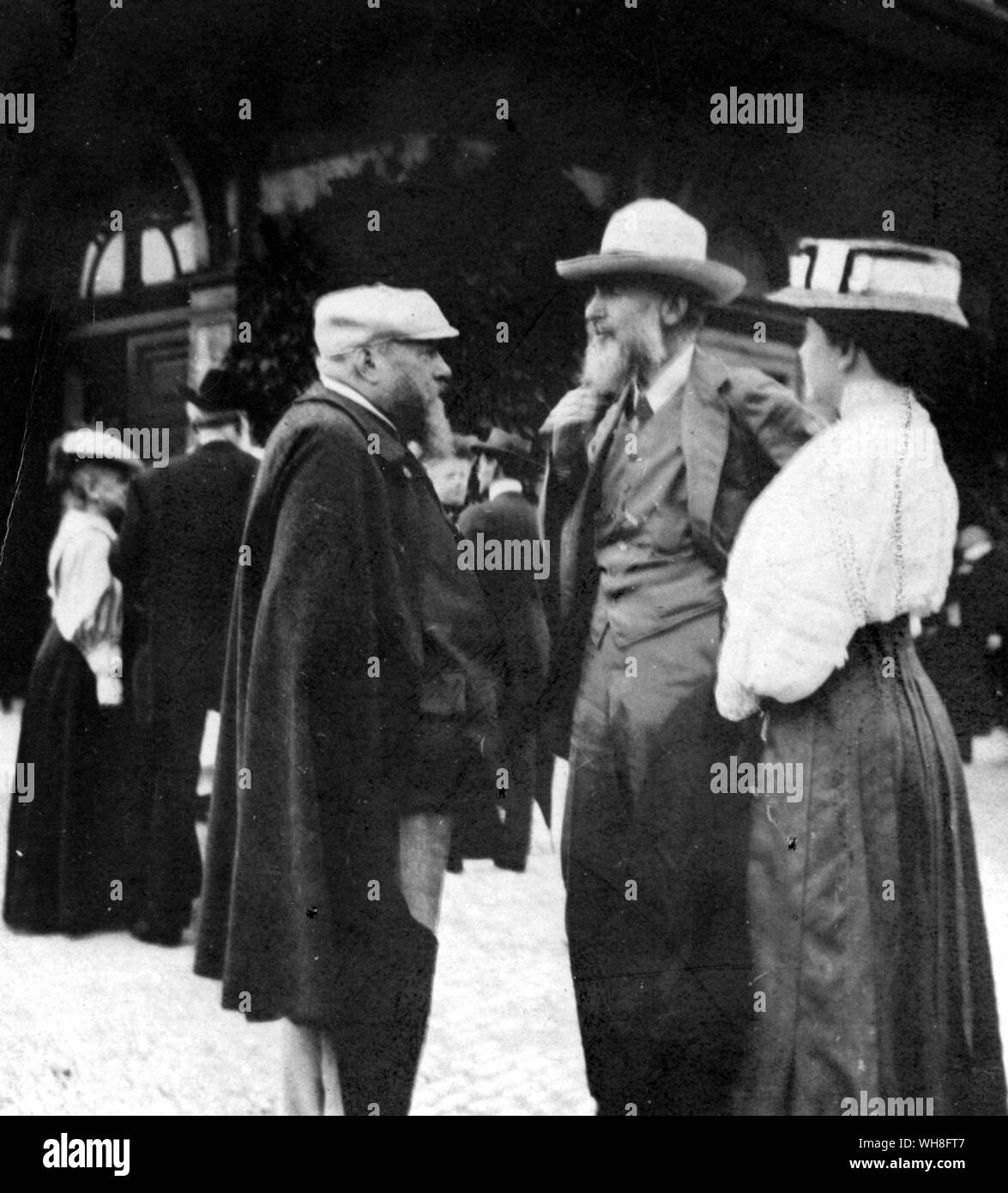 George Bernard Shaw und seine Frau, Charlotte Payne - Townshend mit Dr. Hans Richter in Bayreuth 1908. George Bernard Shaw (1856-1950) war ein irischer Dramatiker und Nobelpreisträger für Literatur im Jahre 1925. Der Genius der Shaw Seite 72. Stockfoto
