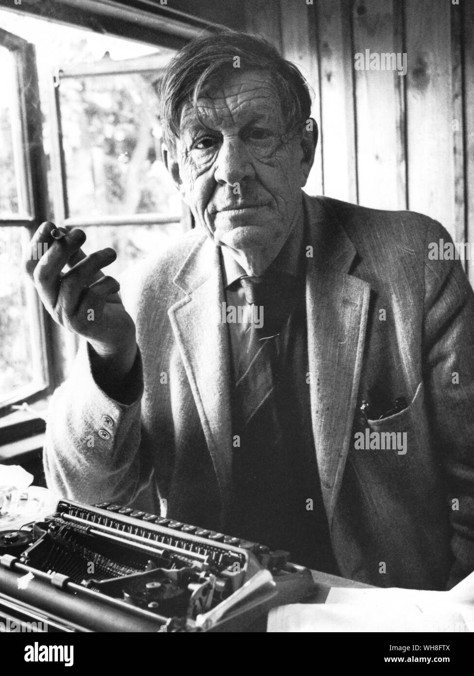W H Auden. Wystan Hugh Auden (1907-1973) war ein englischer Dichter und Kritiker, der als einer der einflussreichsten und wichtigsten Schriftsteller des 20. Jahrhunderts. Er verbrachte den ersten Teil seines Lebens im Vereinigten Königreich, sondern wanderte in die Vereinigten Staaten im Jahr 1939, ein US-Bürger im Jahr 1946. . Stockfoto