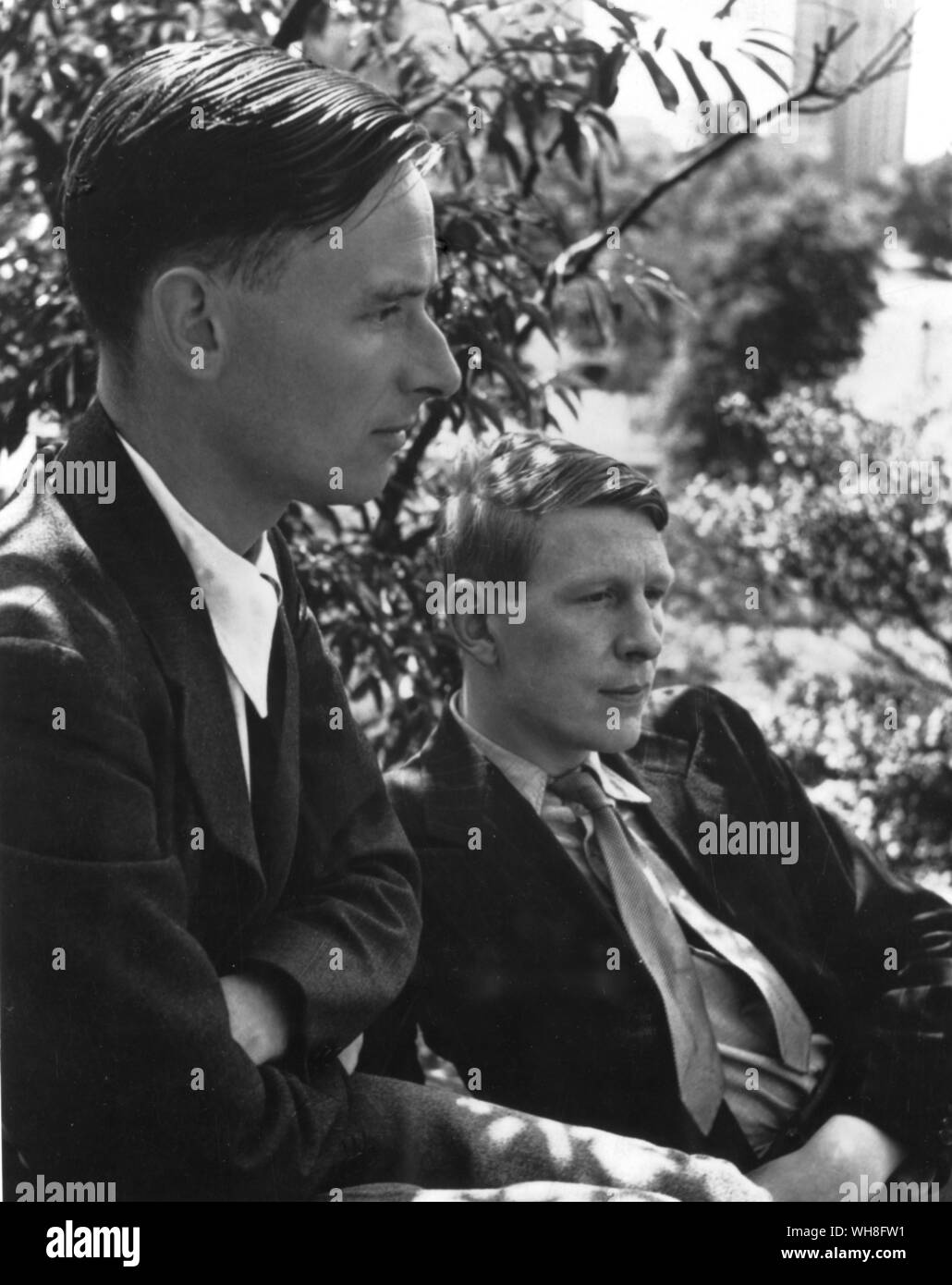 W H Auden und Christopher Isherwood in Central Park, New York, Sommer 1938. Wystan Hugh Auden (1907-1973) war ein englischer Dichter und Kritiker, der als einer der einflussreichsten und wichtigsten Schriftsteller des 20. Jahrhunderts. Er verbrachte den ersten Teil seines Lebens im Vereinigten Königreich, sondern wanderte in die Vereinigten Staaten im Jahr 1939, ein US-Bürger im Jahr 1946. W H Auden, das Leben eines Dichters, von Charles Osborne.. . Stockfoto