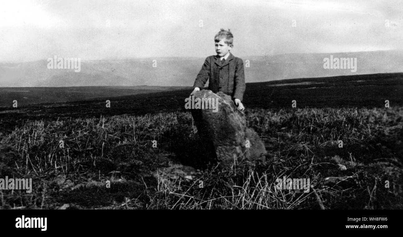 WH Auden (Wystan) in Goathland, Yorkshire 1913. Wystan Hugh Auden (1907-1973) war ein englischer Dichter und Kritiker, der als einer der einflussreichsten und wichtigsten Schriftsteller des 20. Jahrhunderts. Er verbrachte den ersten Teil seines Lebens im Vereinigten Königreich, sondern wanderte in die Vereinigten Staaten im Jahr 1939, ein US-Bürger im Jahr 1946. W H Auden, das Leben eines Dichters, von Charles Osborne.. . Stockfoto