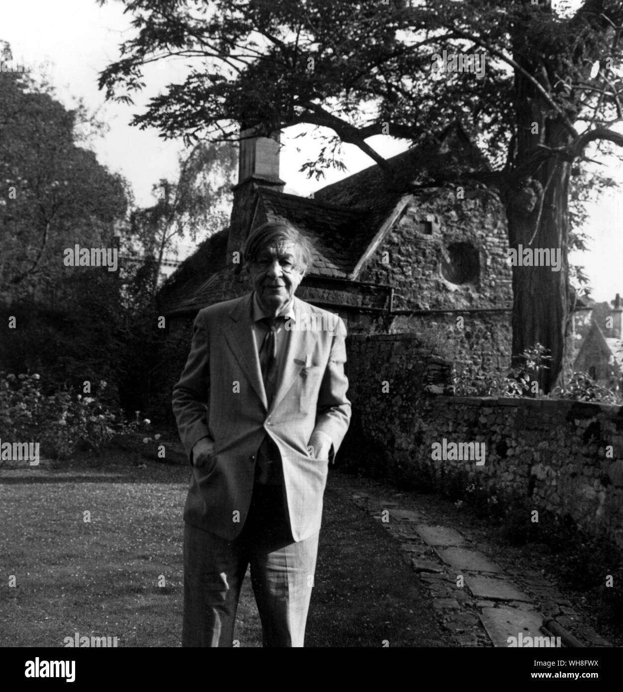 W H Auden (1907-1973) an Christus Kirche. Auden's Old Oxford College bot ihm dieses 16. Jahrhundert cottage in ihrer Begründung, wo er sich im Herbst 1972 nahm. W H Auden, das Leben eines Dichters, von Charles Osborne. Stockfoto
