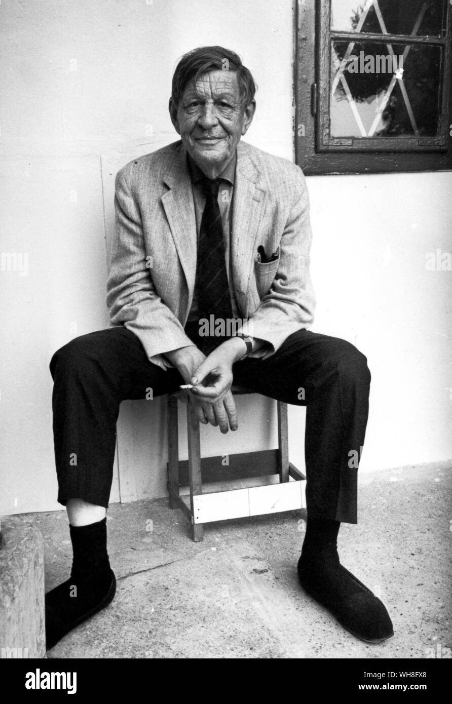 W H Auden. Wystan Hugh Auden (1907-1973) war ein englischer Dichter und Kritiker, der als einer der einflussreichsten und wichtigsten Schriftsteller des 20. Jahrhunderts. Er verbrachte den ersten Teil seines Lebens im Vereinigten Königreich, sondern wanderte in die Vereinigten Staaten im Jahr 1939, ein US-Bürger im Jahr 1946. . Stockfoto