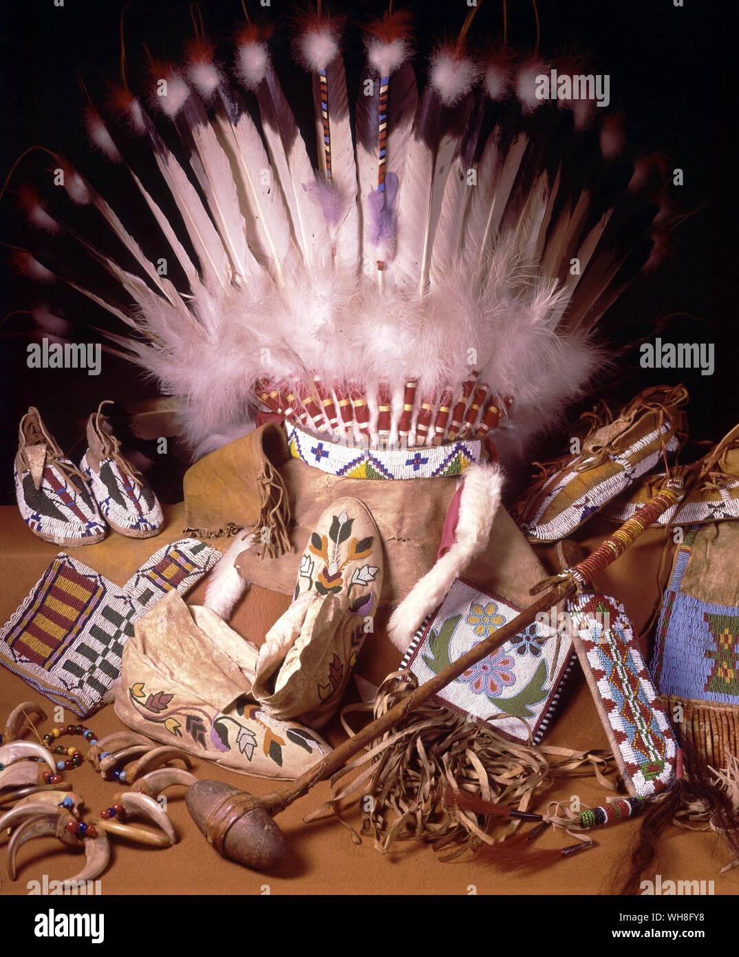 Indianer Kostüm. Die Westler von Dee Brown, Seite 253. Stockfoto