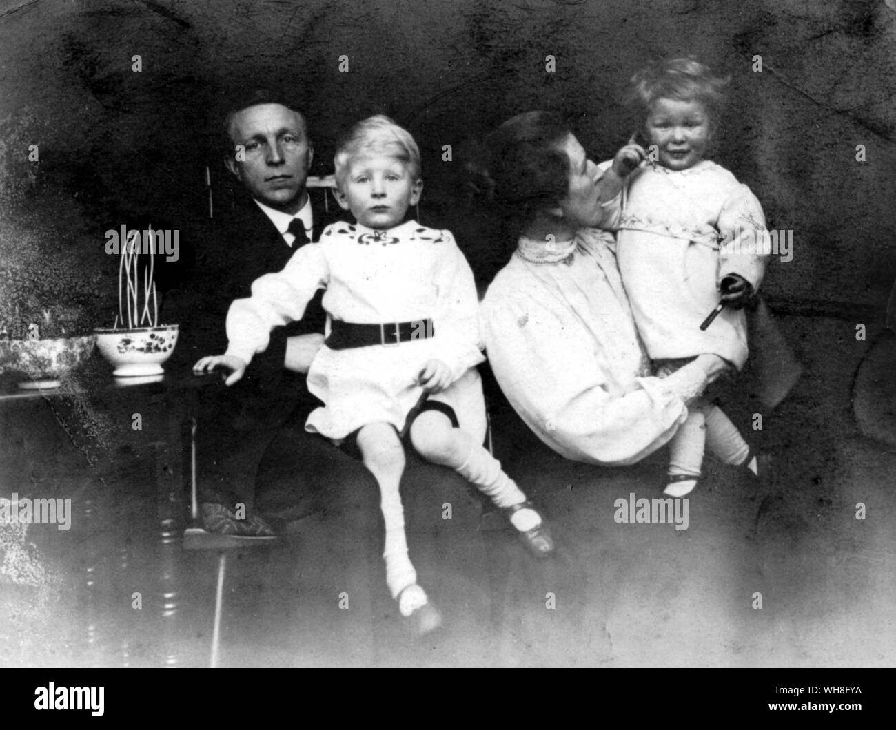 (Wystan) W H Auden (1907-1973) und Bruder John mit ihren Eltern. W H Auden, das Leben eines Dichters, von Charles Osborne.. Stockfoto