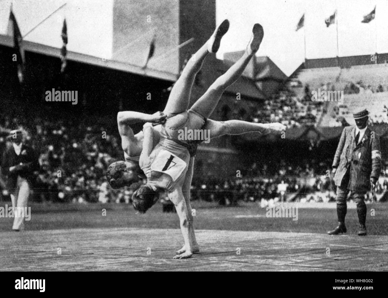 Stockholm 1912 Olympische Spiele. Eine Demonstration von glima Wrestling. Glima Wrestling ist noch in Skandinavien heute geübt und es wird geglaubt, dass es fast von der Wikingerzeit unverändert ist. Die Olympischen Spiele Seite 75. Stockfoto
