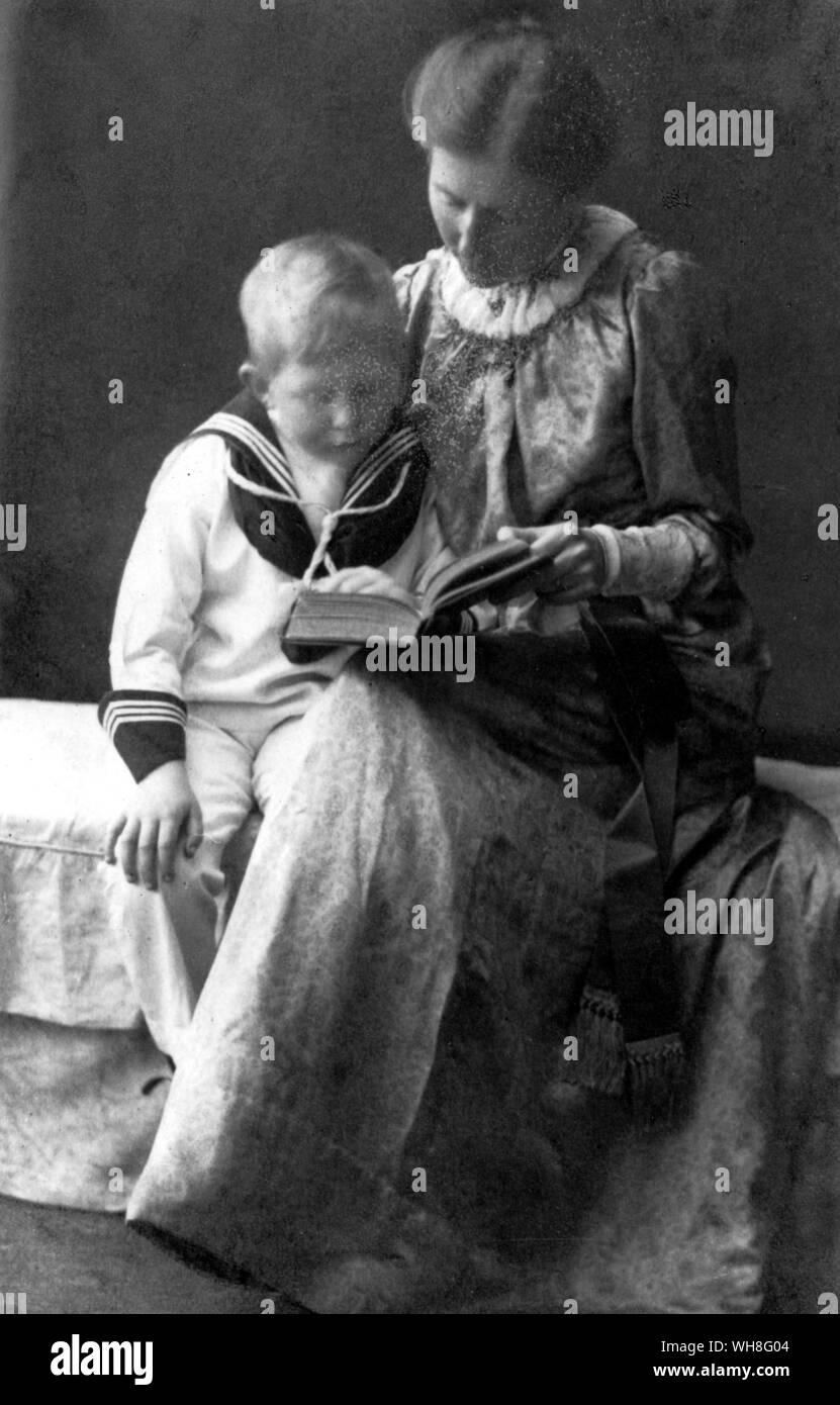 W H Auden (1907-1973) Lesen mit seiner Mutter 1911. W H Auden, das Leben eines Dichters, von Charles Osborne.. Stockfoto