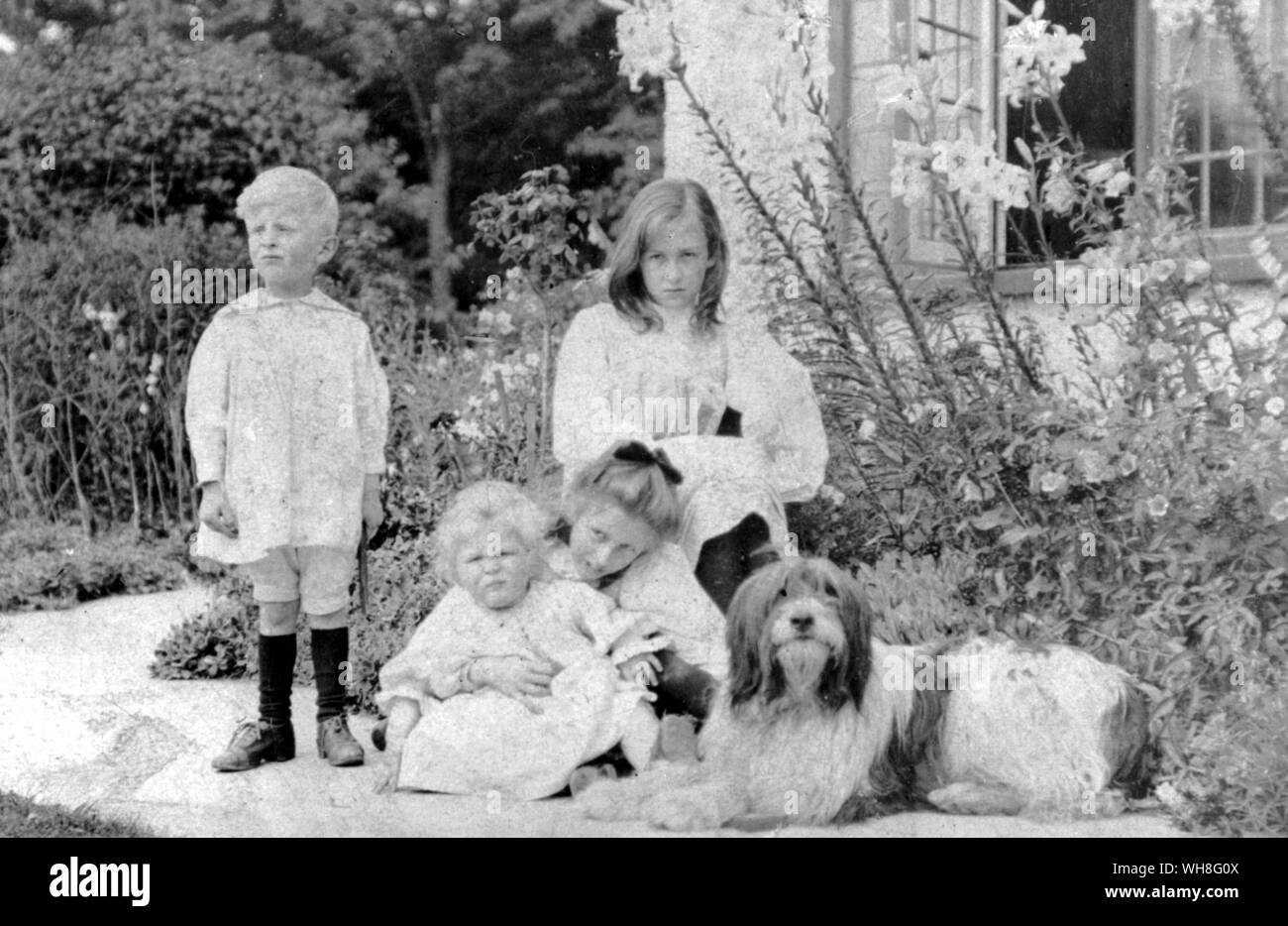 (Wystan) W H Auden, im Alter von etwa 15 Monaten, mit seinen Cousins und ältester Bruder John, der Aufenthalt im Perkins Farm, Monmouth 1908. W H Auden, das Leben eines Dichters, von Charles Osborne. Stockfoto