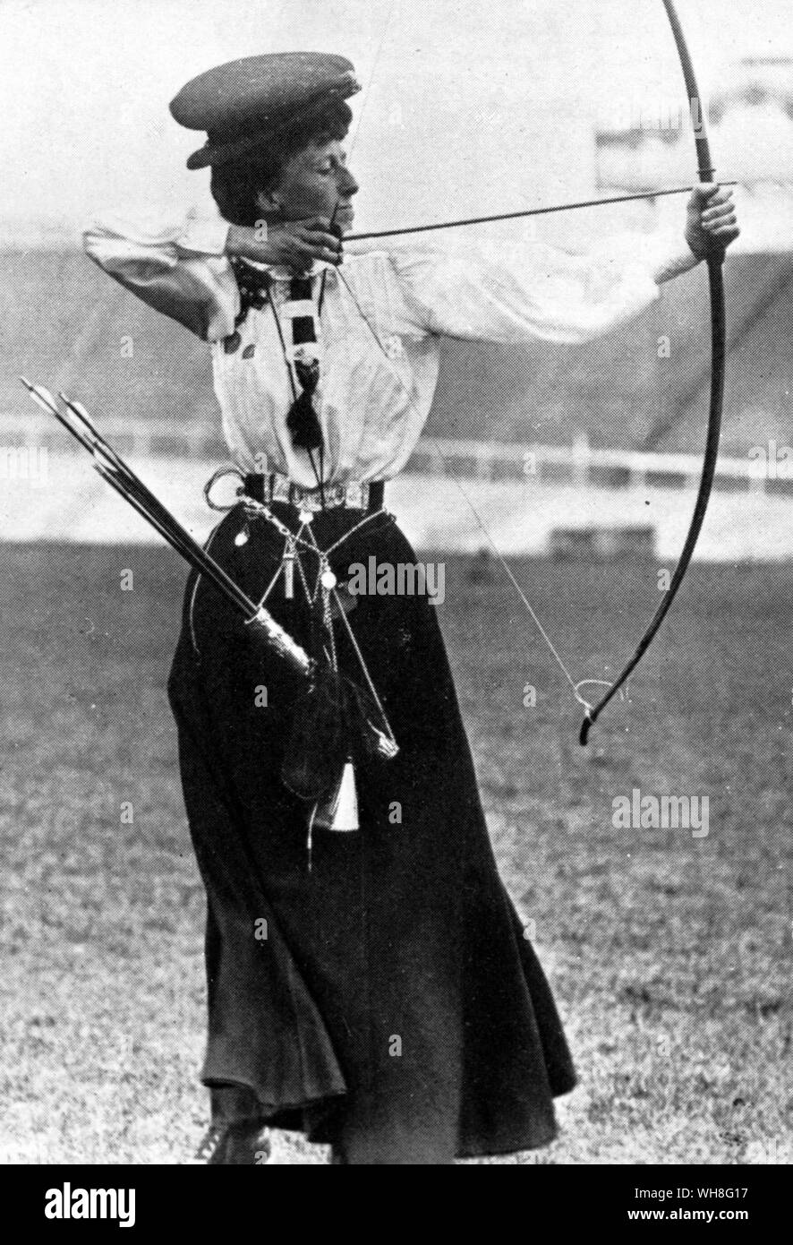 Olympischen Spiele in London 1908. Miss Q Newall (Großbritannien), Sieger der nationalen Runde. Alle Bogenschießen Konkurrenten Briten waren, und der Gewinner, Sybil Queenie Newall, ist die älteste Frau, die jemals eine olympische Goldmedaille zu gewinnen, wurde sie im Alter von 53. Die Olympischen Spiele Seite 72. Stockfoto