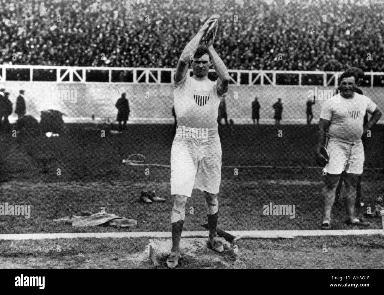 Olympischen Spiele in London 1908. Martin Sheridan (Usa) Gewinner des Diskus, griechischen Stil. Die Olympischen Spiele Seite 72. Stockfoto