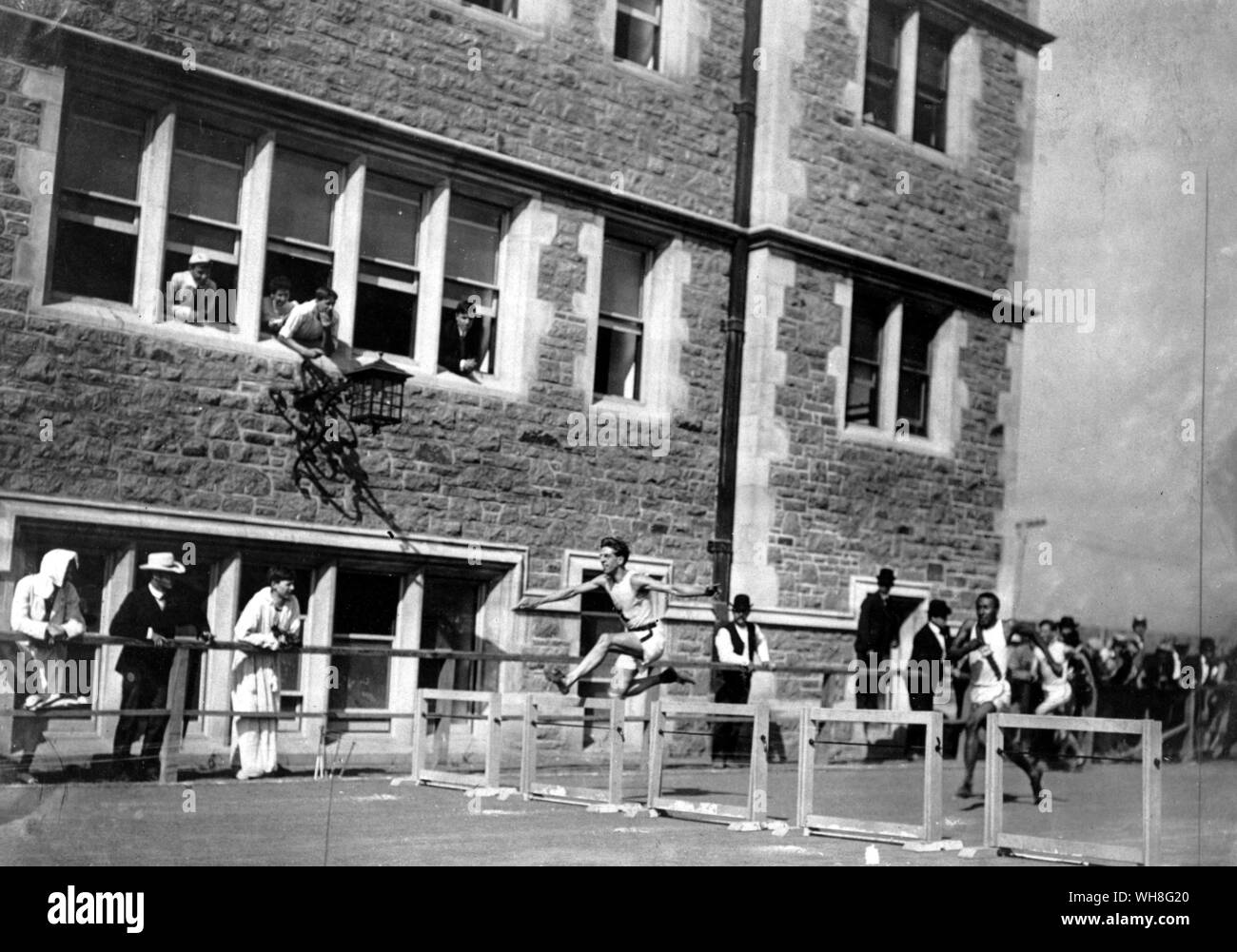 1904 Olympische Spiele. St. Louis Bewohner beobachten das Finale der 200 Meter Hürden Rennen aus ihrem Fenster, gewonnen durch Harry Hillman (USA). Die Olympischen Spiele Seite 51. Stockfoto