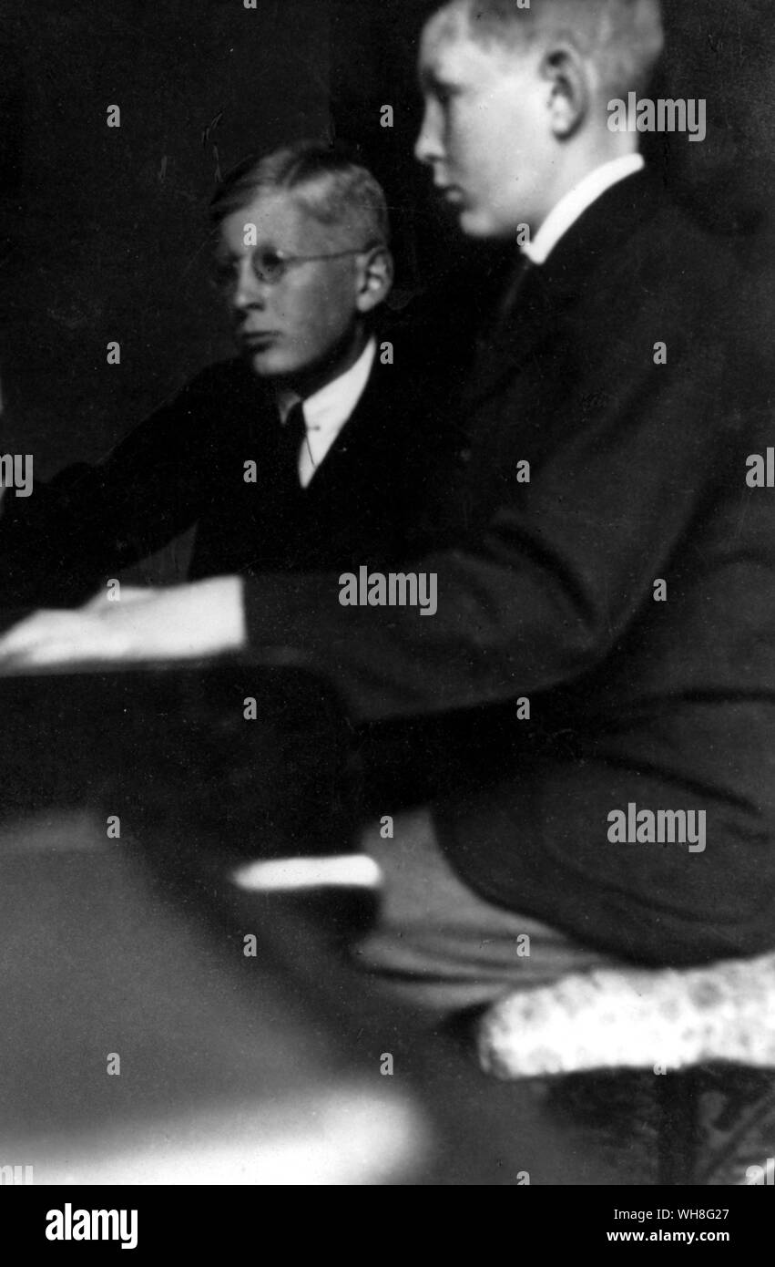 John und (Wystan) W H Auden (1907-1973) am Klavier. . W H Auden, das Leben eines Dichters, von Charles Osborne.. Stockfoto