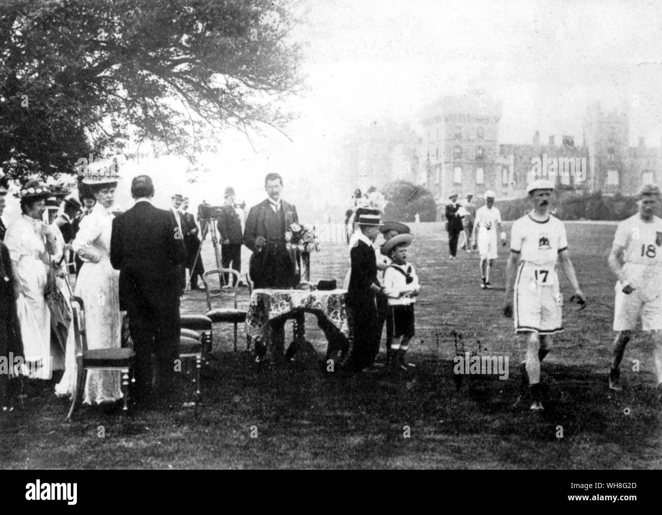 Olympische Spiele 1908. Ihre königliche Hoheit, die Prinzessin von Wales zu Beginn der Marathon, Windsor. . . Stockfoto