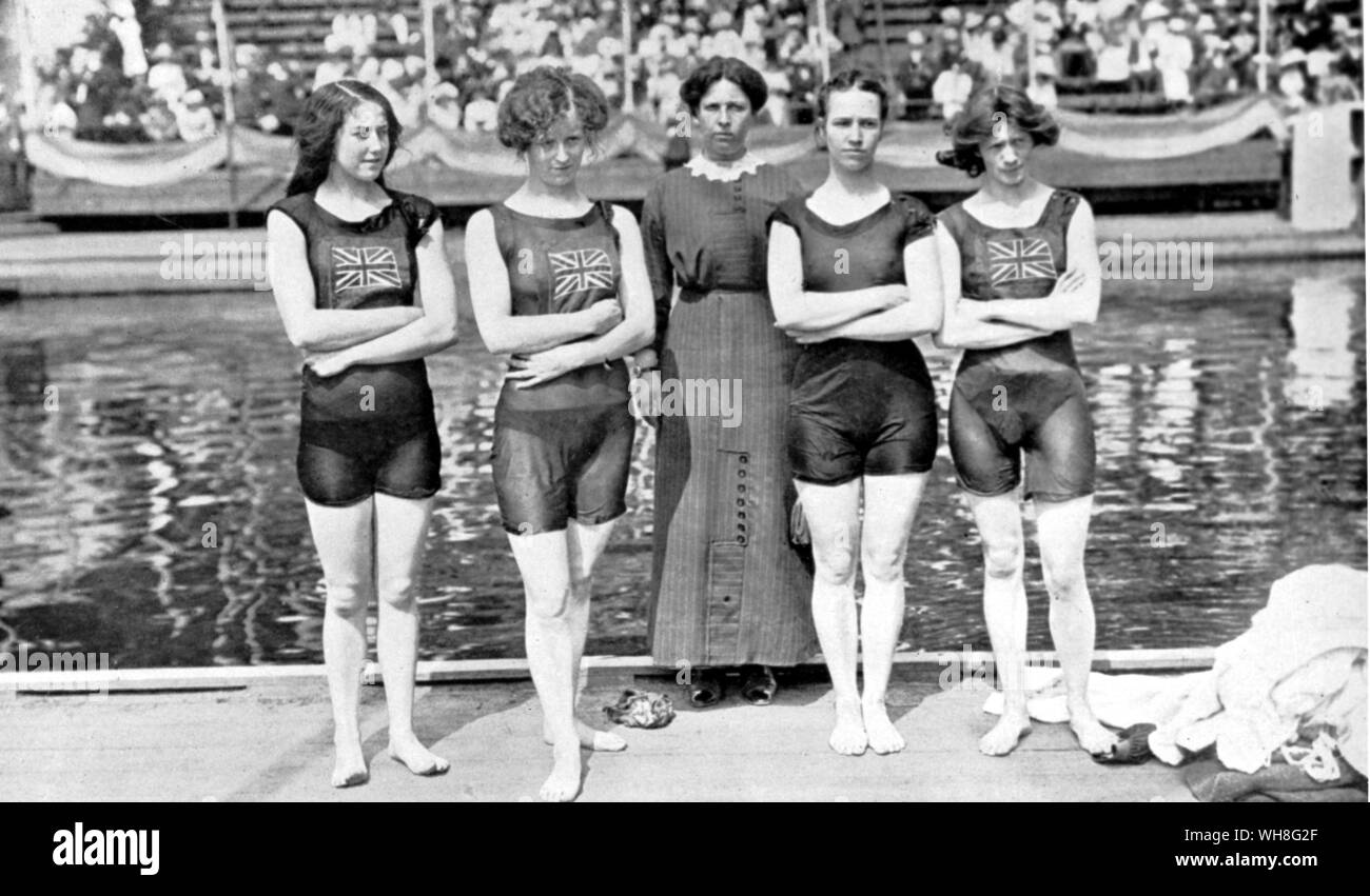 Britischen Damen Mannschaft Schwimmen, bei den Olympischen Spielen in Stockholm, 1912. Die Olympischen Spiele Seite 78. Stockfoto