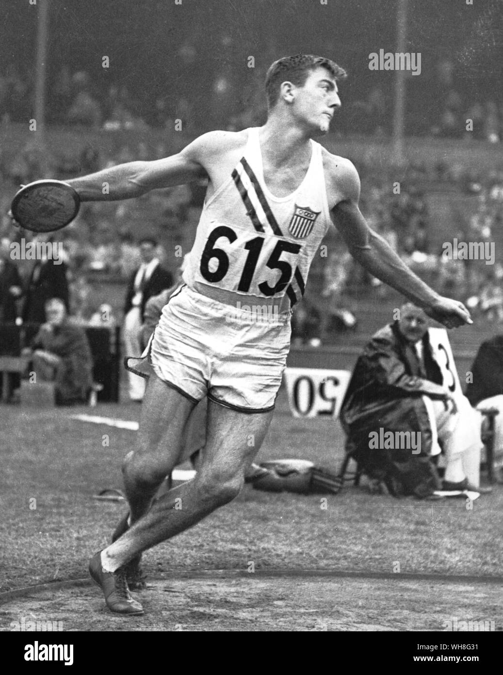 Robert Mathias (USA) gewann die Olympischen Zehnkampf bei den Olympischen Spiele in London 1948. Die Olympischen Spiele Seite 246.. . . . . . . . Stockfoto