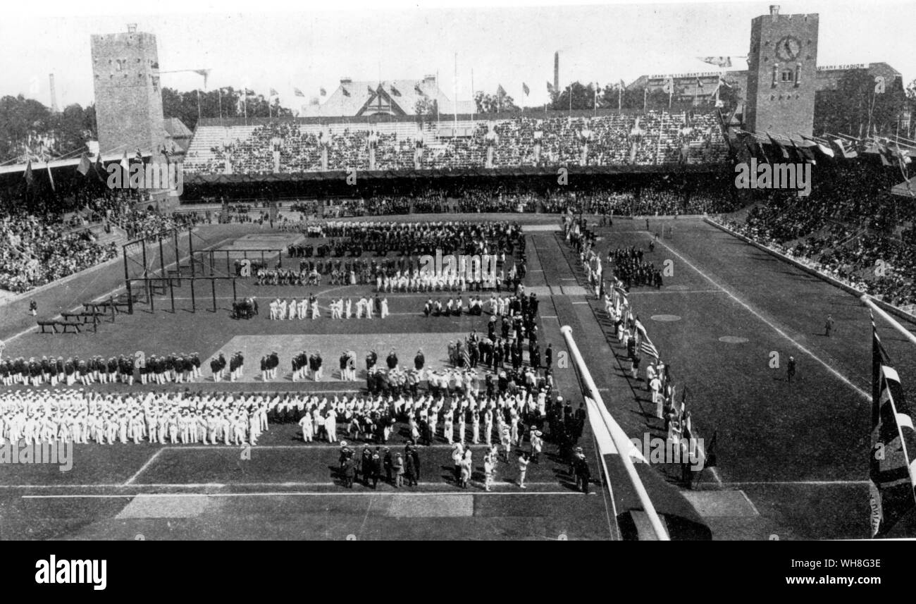 Die Eröffnungsfeier im Jahr 1912 vor den Olympischen Flagge und Flamme. Die Olympischen Spiele Seite 15. Stockfoto