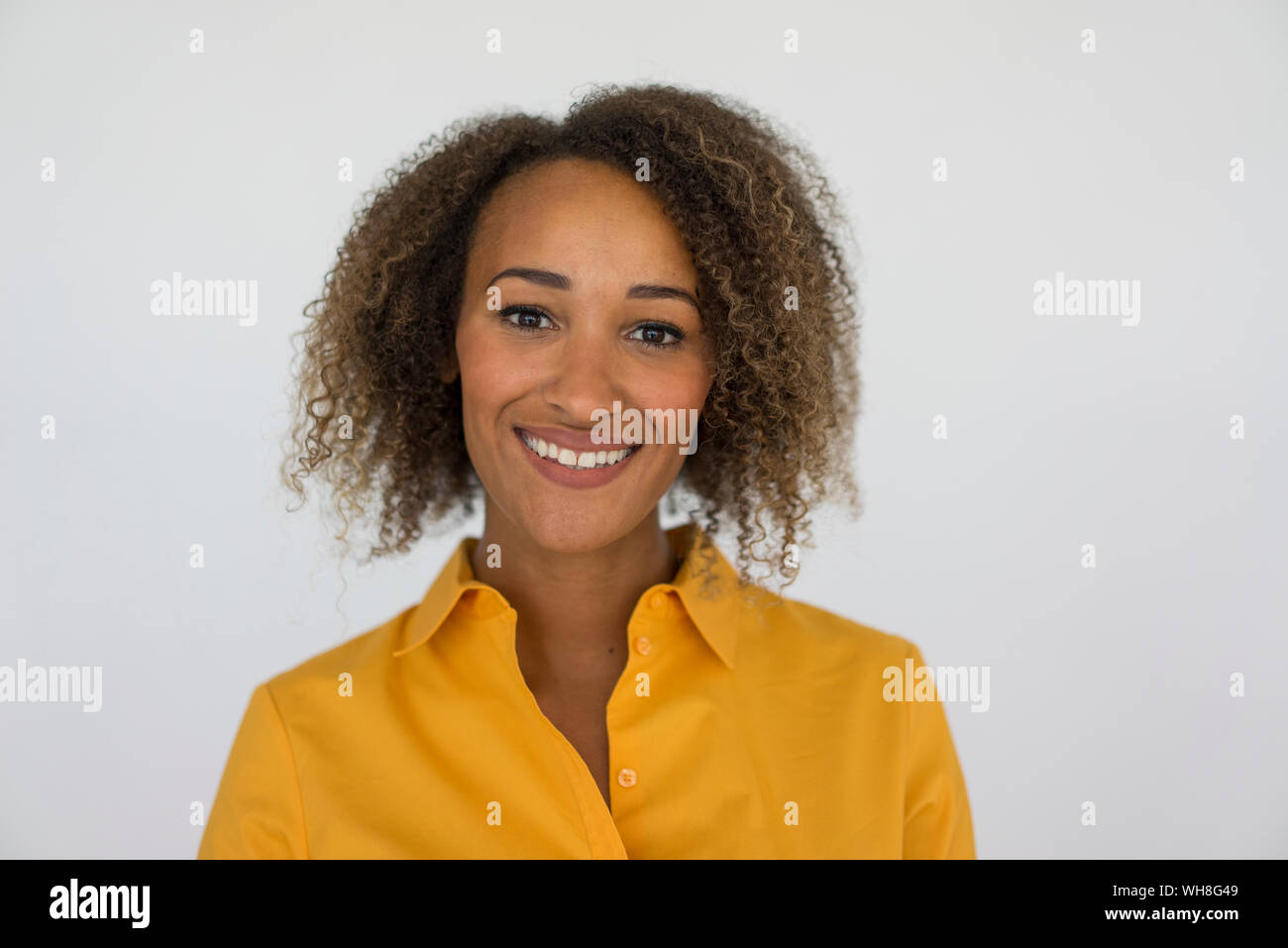 Portrait von lächelnden jungen Frau tragen gelbe Shirt Stockfoto