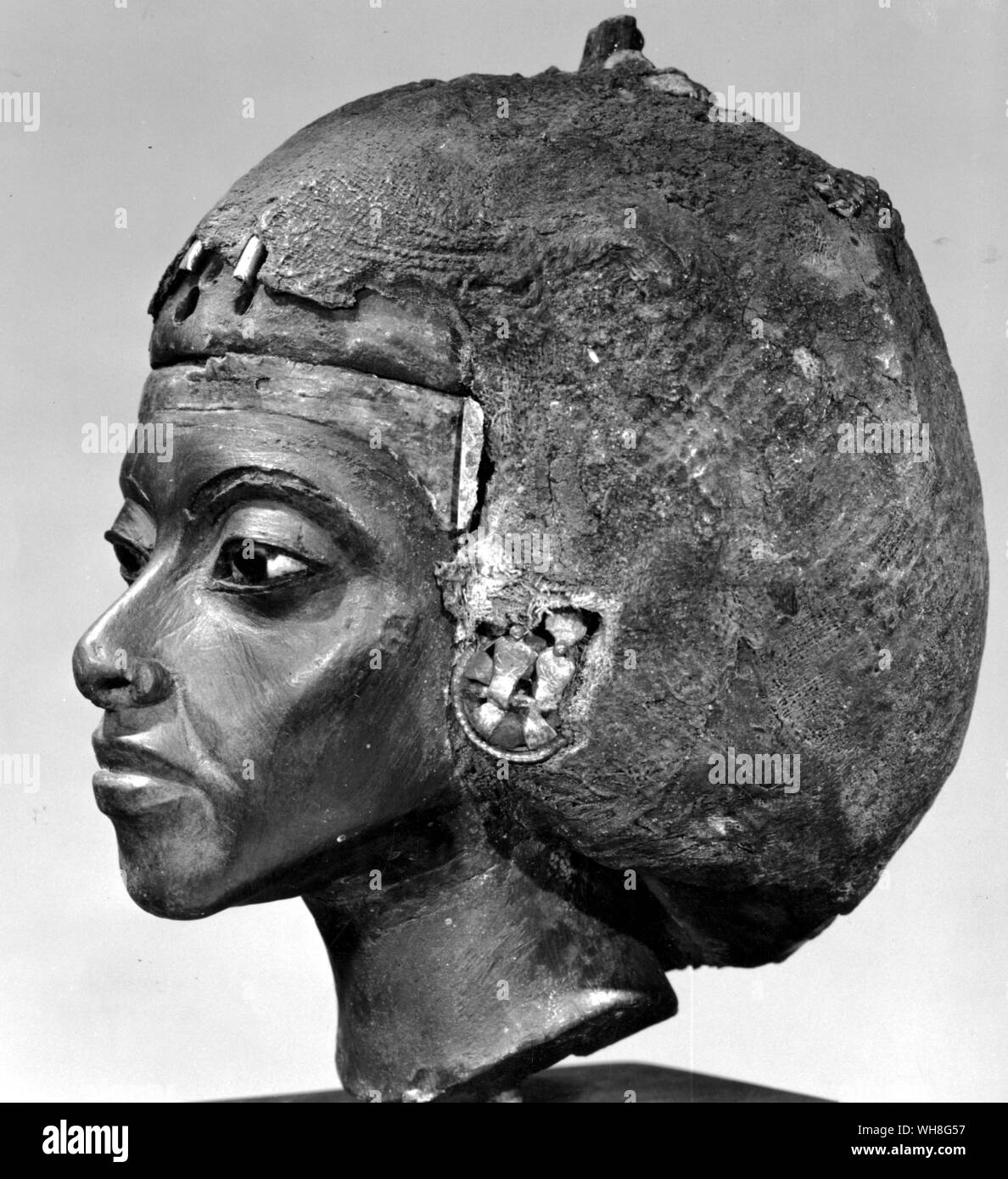 Kopf der Königin Teje (ca. 1398 v. Chr.-1338 v. Chr.) in Einlegearbeiten aus Ebenholz. Von Christiane Desroches Noblecourt, Seite 135 Tutanchamun. . Stockfoto