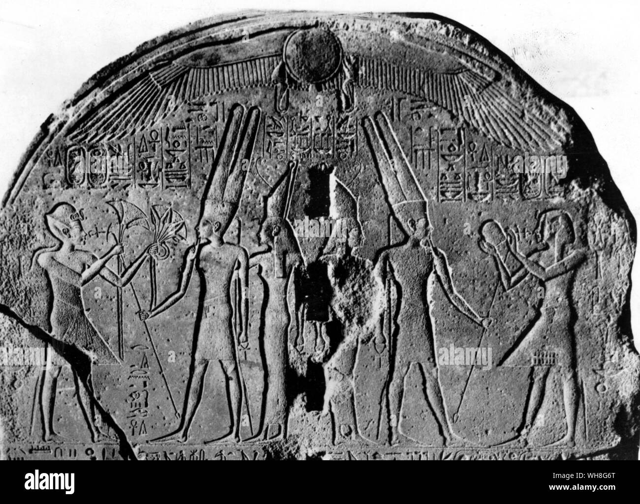 Tutanchamun Opfergaben, der dem Gott Amun und die Göttin Mut. Der obere Teil der Stele von der Wiederherstellung des Thebanischen Tempeln. Von Tut-ench-Amun von Christiane Desroches Noblecourt, Seite 17. Stockfoto