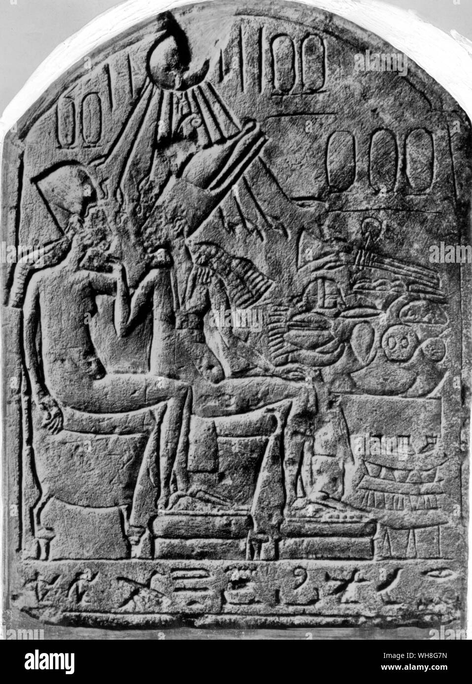 Eine unvollendete Amarnan Stele wahrscheinlich mit der Darstellung der zwei coregents Echnaton und Smenkhkare. Kalkstein. Smenkhkare (manchmal buchstabiert und Smenkhare Smenkare. Bedeutung stark ist die Seele von Ra) war ein Pharao der achtzehnten Dynastie, Nachfolger der Ketzer Echnaton, und Vorgänger von Tut-ench-Amun. . Von Christiane Desroches Noblecourt, Seite 167 Tutanchamun. Stockfoto