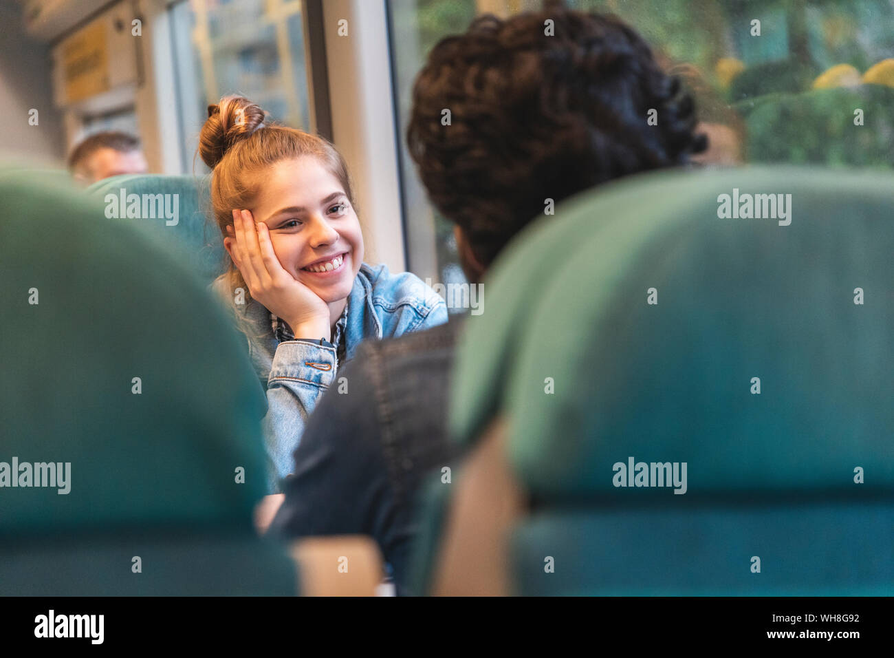 Porträt der glückliche junge Frau mit dem Zug mit ihrem Freund, London, UK Stockfoto