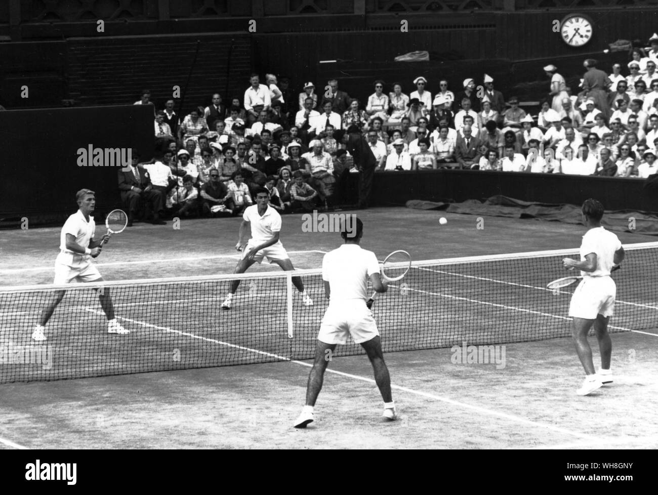 1953 Wimbledon verdoppelt finale Lewis Hoad (links) und Ken Rosewell (Seite des Net) besiegt die linke Mervyn Rose und Rex Hartwig übergeben. Die Enzyklopädie von Tennis Seite 38. Stockfoto