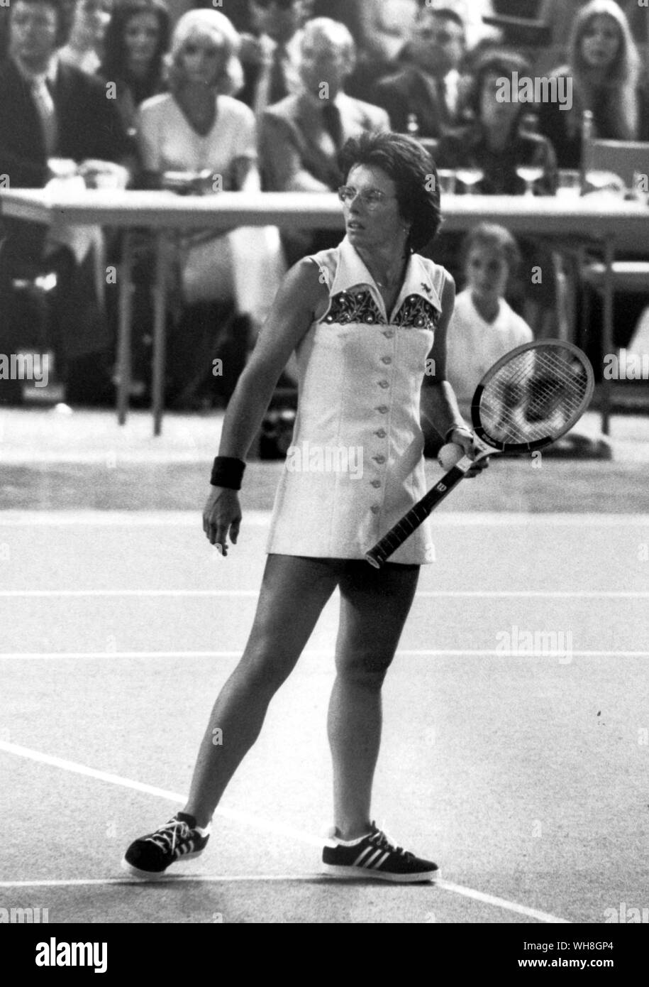 Billie Jean King's Kleid 1973 wurde in Mint Green polyester gestrickt, mit Sky Blue Collar und horizontale Streifen in Royal Blau, mit Strass und Pailletten. Während ihrer Karriere gewann sie 12 Grand Slam Titel singles, 14 Grand Slam Titel für Frauen verdoppelt, und 11 Grand Slam Titel gemischtes Doppel. Sie ist in der Regel als einer der größten Tennisspieler und weibliche Athleten in der Geschichte zu sein. Die Enzyklopädie von Tennis Seite 241. Stockfoto