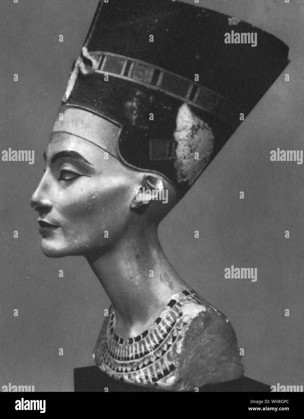 Büste der Königin Nofretete. Nofretete war die Frau des ägyptischen Pharao Amenophis IV (echnaton) und Schwiegermutter des Pharao Tutanchamun. Ihr Name übersetzt ungefähr um die Schöne ist gekommen. Diese Büste ist eines der am meisten kopierten Werke des alten Ägypten. Es war auf den Bildhauer Djhutmose zugeschrieben, und wurde in seiner Werkstatt gefunden. Die Schätze von Tutanchamun. Von Christiane Desroches Noblecourt, Seite 105 Tutanchamun.. Stockfoto