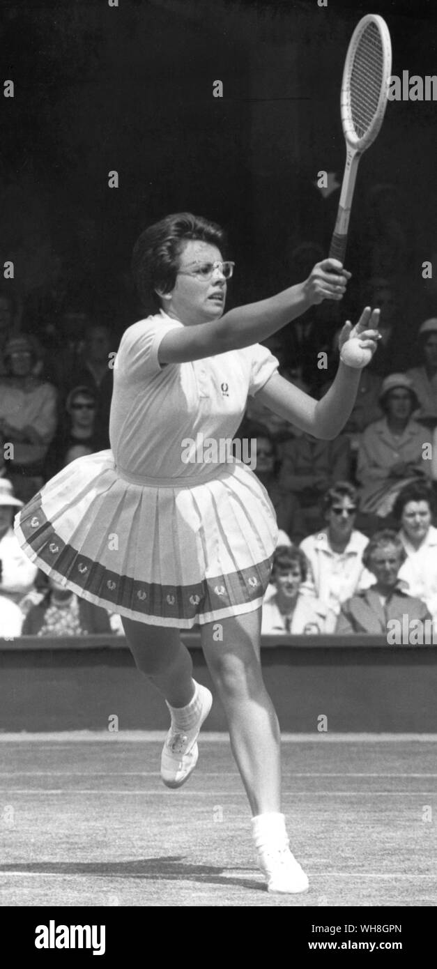 Billie Jean King im Jahr 1962, trug ein typisches Outfit der Zeitraum: kilt Art Rock mit Baumwolle Tops. Während ihrer Karriere gewann sie 12 Grand Slam Titel singles, 14 Grand Slam Titel für Frauen verdoppelt, und 11 Grand Slam Titel gemischtes Doppel. Sie ist in der Regel als einer der größten Tennisspieler und weibliche Athleten in der Geschichte zu sein. Die Enzyklopädie von Tennis Seite 240. Stockfoto