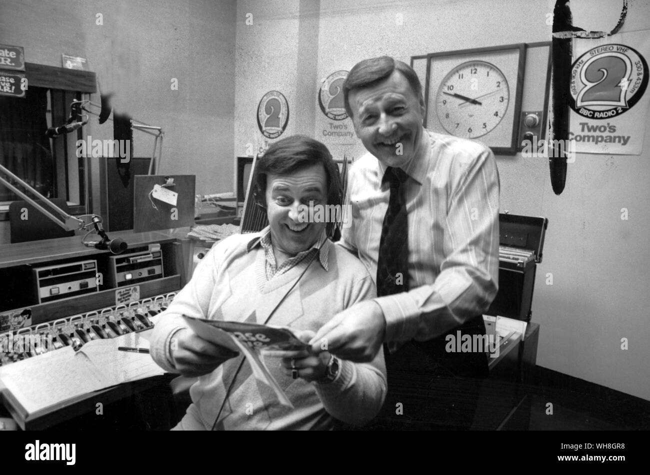 Jimmy Young und Terry Wogan im BBC Radio 2 Studio 1981. Stockfoto