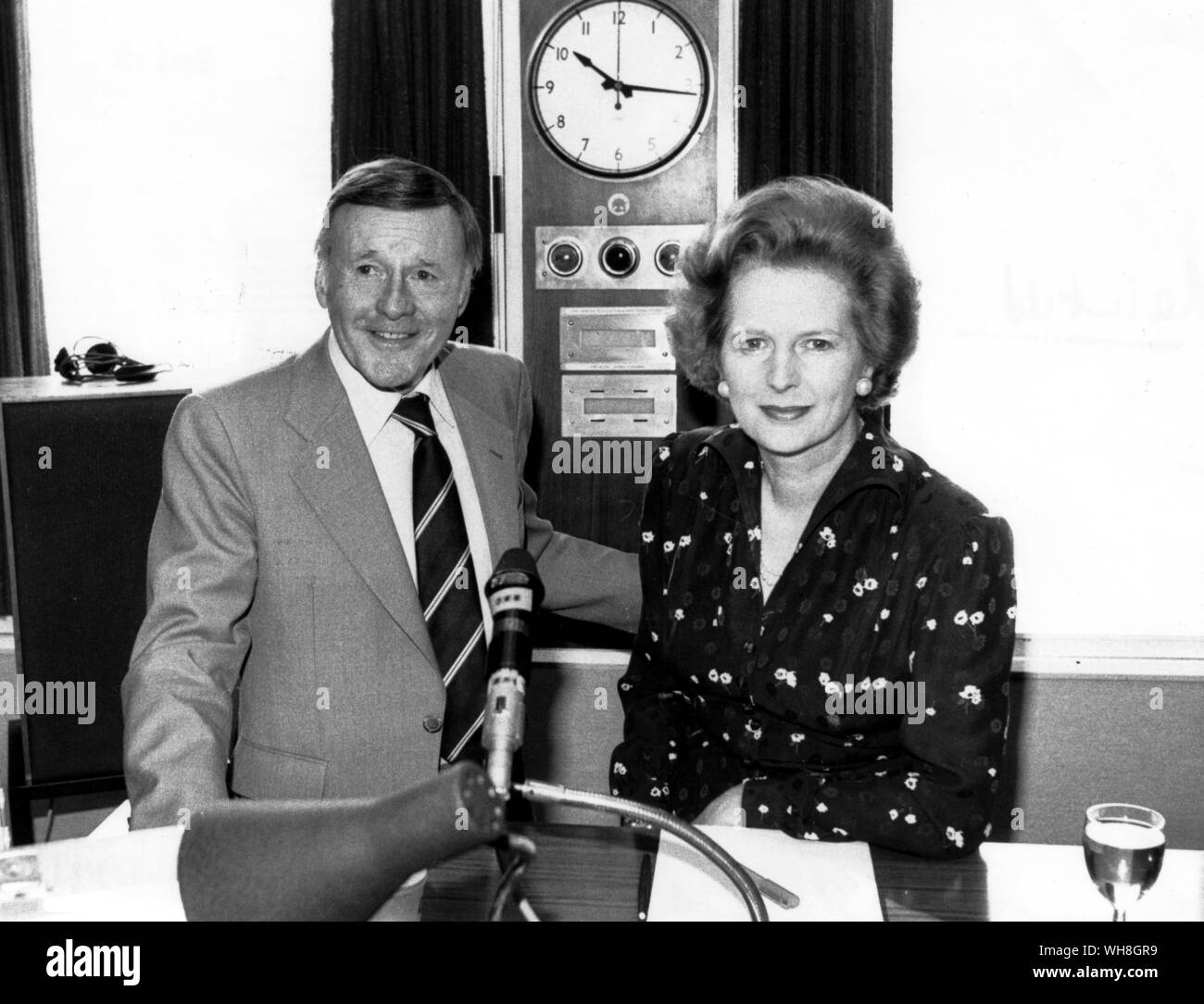 Jimmy Young und Frau Margaret Thatcher 1981. Margaret Thatcher, der erste weibliche Premierminister in Europa, ist ein Gast auf Jimmy's Junge BBC Radio 2-Programm. . Stockfoto