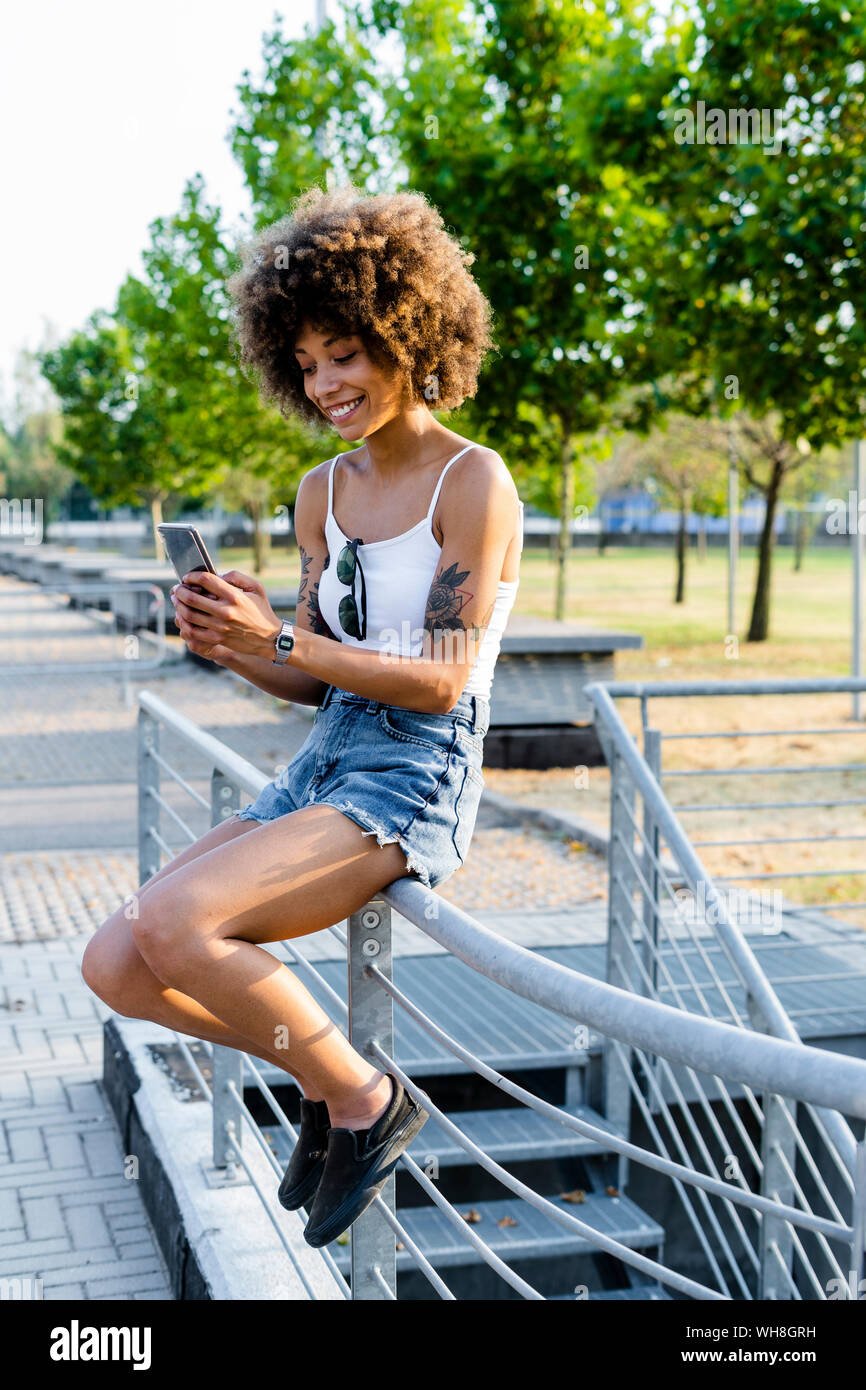 Portrait von tätowierten jungen Frau unter selfie mit Smartphone im Sommer Stockfoto