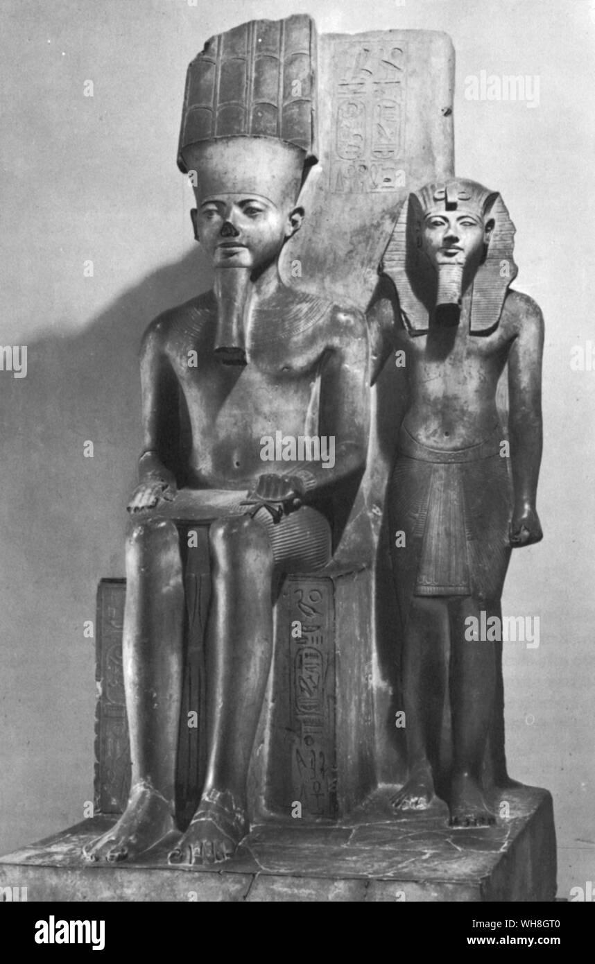 Haremhab und seinem Gott. Djeserkheperure Haremhab war der letzte Pharao des Alten Ägypten 18. Dynastie. Haremhab kam von herakleopolis Magna in der Nähe der Einfahrt zum Fayum. Die Schätze von Tutanchamun, Tut-ench-Amun von Christiane Desroches Noblecourt, Seite 282. Stockfoto