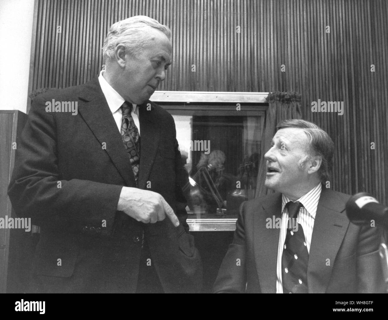 Jimmy Young mit Sir Harold Wilson (rechts). Der ehemalige Premierminister ist ein Gast auf Jimmy's Junge BBC Radio 2 Programm, Broadcasting House 1976.. . . Stockfoto