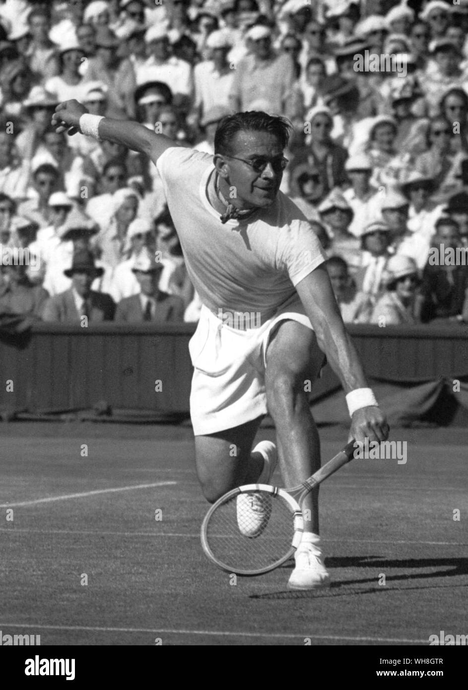 Jaroslav Drobny eine hervorragende Hard Court player. Sein erster Erfolg war in Wimbledon 1954. Er wurde in Prag in der Tschechoslowakei geboren, aber er wurde ein ägyptischer Bürger von 1949 bis 1954 und dann nach Großbritannien, wo er 2001 starb. Die Enzyklopädie von Tennis Seite 46. Stockfoto