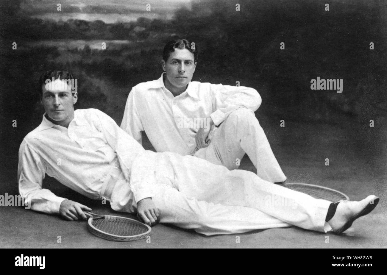 H L Laurie Doherty (sitzend) und R F Reggie Doherty. Die Enzyklopädie von Tennis Seite 223. Stockfoto