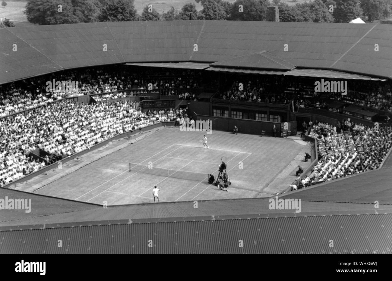 Wimbledon Centre Court ist wahrscheinlich mit den weltweit meisten sorgfältig gepflegten Rasen aufgetaucht. Die Linien sind immer an den gleichen Stellen, was bedeutet, dass die gleichen Bereiche, die von der Ende der Meisterschaften verschlissen sind. Die baselines haben resown fast jedes Jahr zu sein. Die Enzyklopädie von Tennis Seite 116. Stockfoto