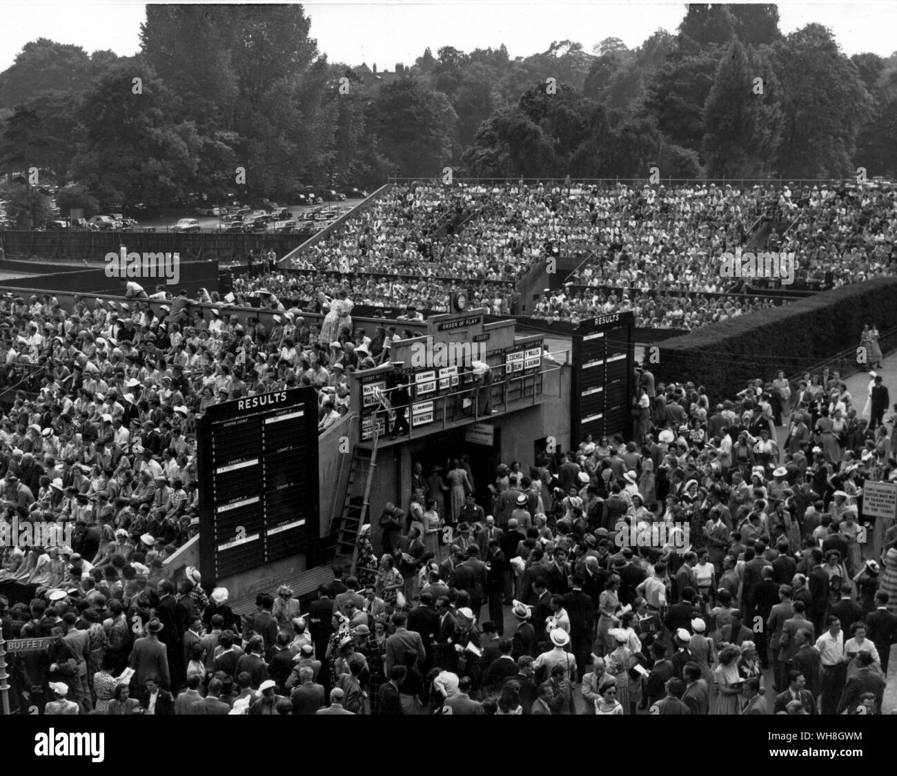 Wimbledon: die Szene im Jahr 1953 Blick vom Clubhaus auf dem Weg Nr. 2. Die Enzyklopädie von Tennis Seite 350. Stockfoto