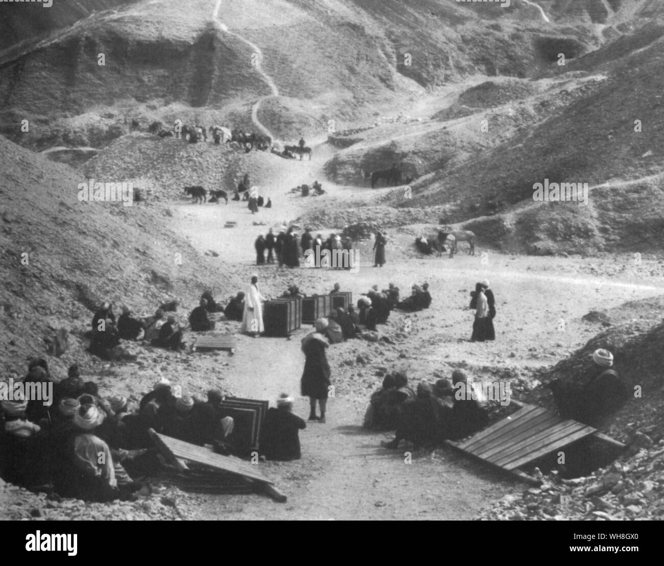 Die Entdeckung des ersten königlichen Cache in Theben West, die Vorbereitungen für den Ausbau der Mumien. Die Schätze von Tutanchamun, der Katalog zur Ausstellung von I E S Edwards, Seite 55. Stockfoto