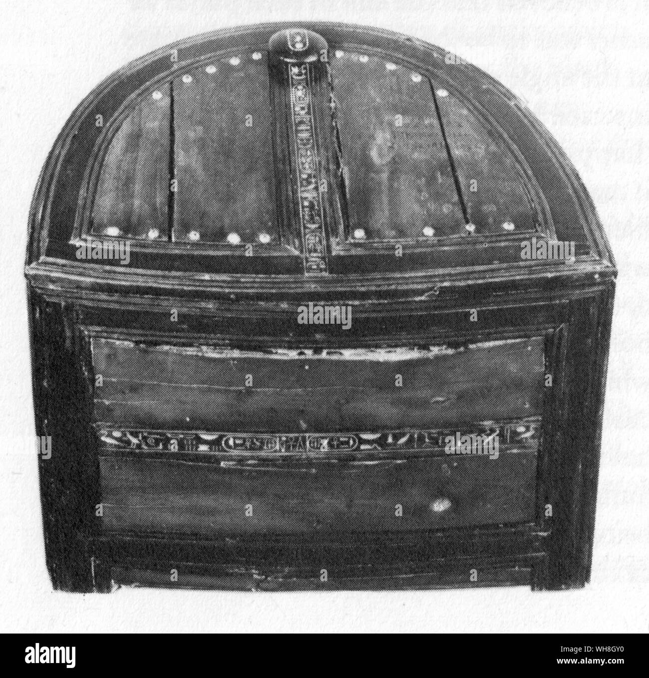 Bow fronted Box im Grab von Tutanchamun gefunden. Die Schätze von Tutanchamun, der Katalog zur Ausstellung von I E S Edwards, Seite 97. Stockfoto