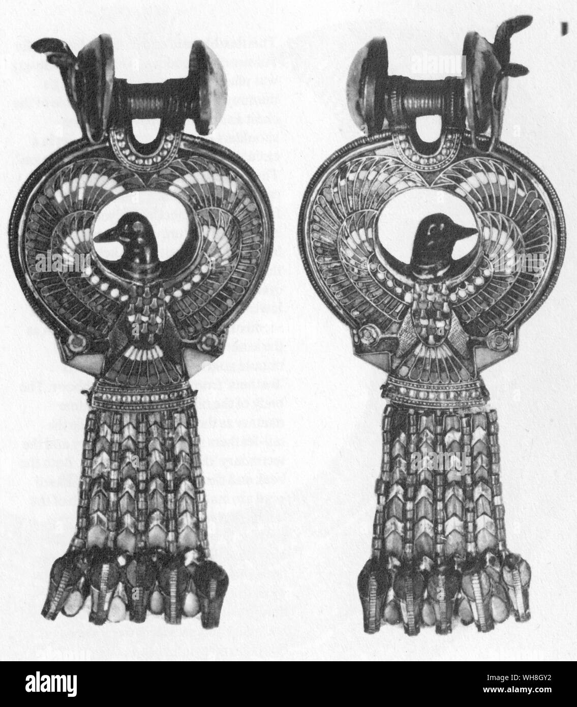 Ohrringe im Grab von Tutanchamun gefunden. Die Schätze von Tutanchamun, der Katalog zur Ausstellung von I E S Edwards, Seite 137. Stockfoto