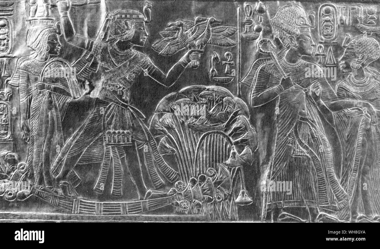 Detail auf den goldenen Schrein gefunden im Grab von Tutanchamun. Die Schätze von Tutanchamun, der Katalog zur Ausstellung von I E S Edwards, Seite 116. Stockfoto