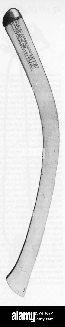 Bumerang gefunden im Grab des Tutanchamun. Die Schätze von Tutanchamun, der Katalog zur Ausstellung von I E S Edwards, Seite 150. Stockfoto