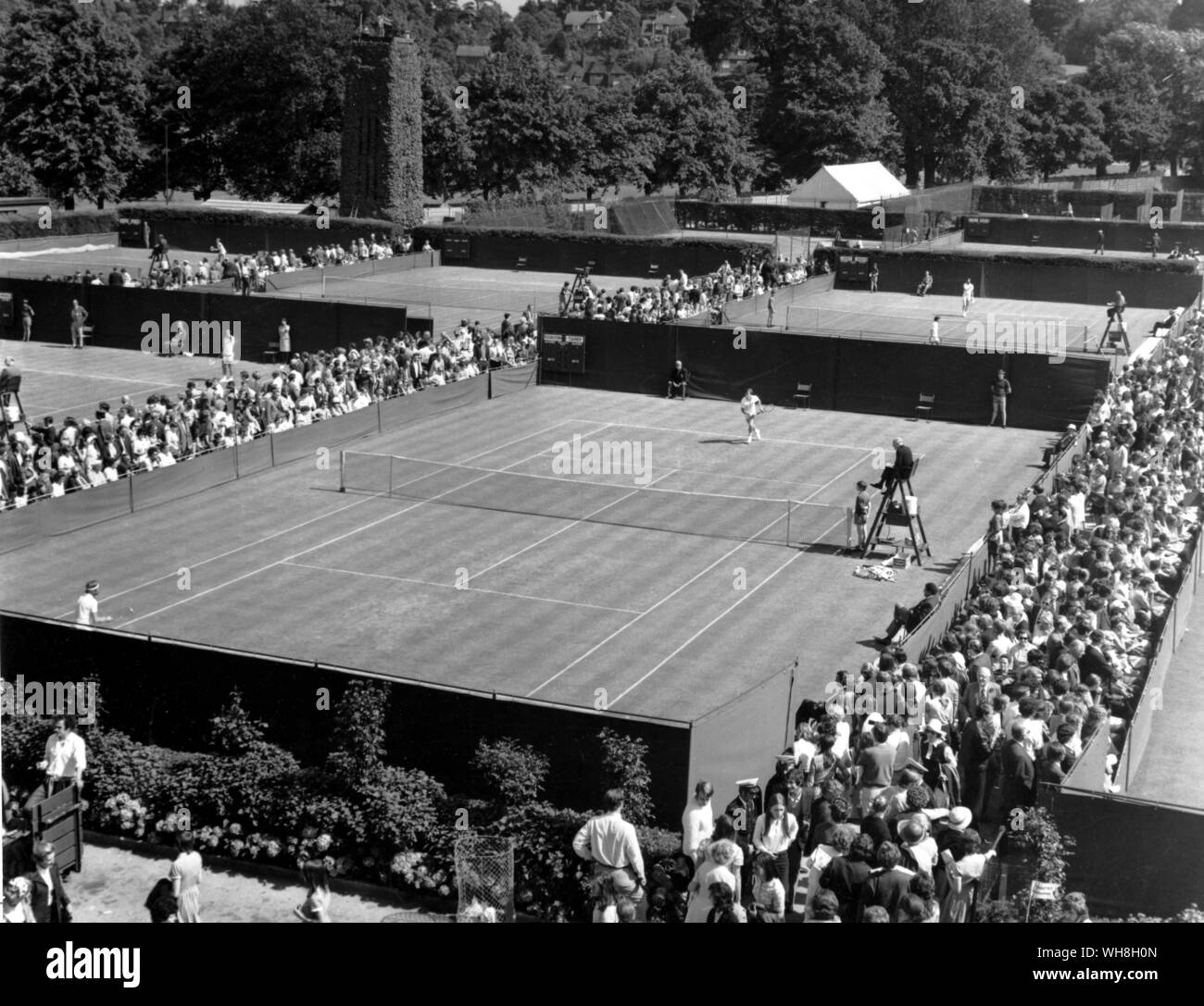 Wimbledon außerhalb der Gerichte mit Efeu bedeckt Wasserturm. Die Enzyklopädie von Tennis Seite 351. Stockfoto