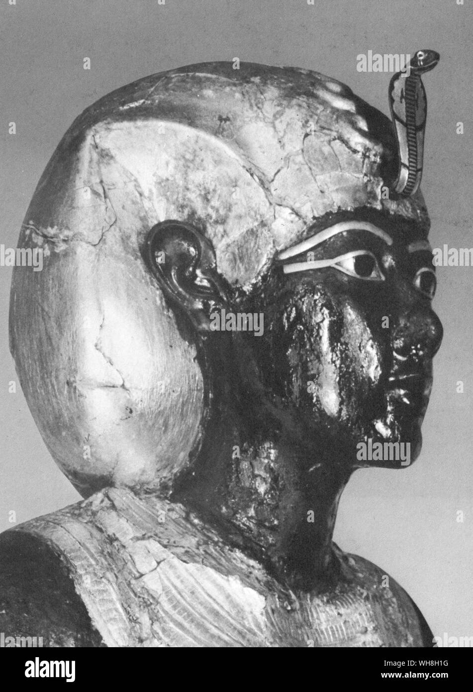 Hölzerne Statue von Tut-ench-Amun. Die Schätze von Tutanchamun, der Katalog zur Ausstellung von I E S Edwards, Seite 67. Stockfoto