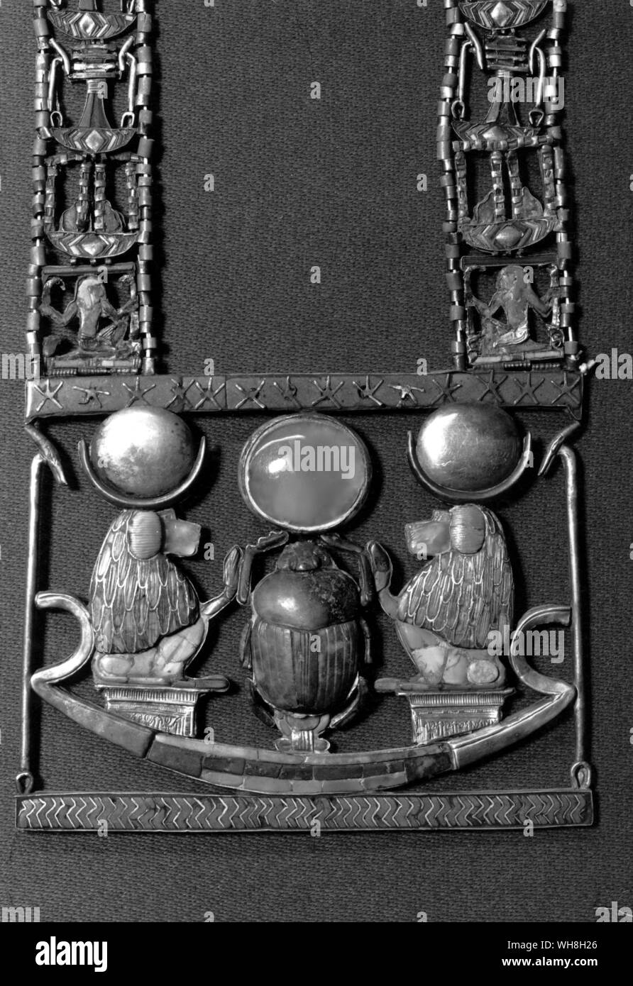 Halskette der aufgehenden Sonne. Die Schätze von Tutanchamun, der Katalog zur Ausstellung von I E S Edwards, Seite 26. Des Königs Anhänger in der Form eines Bootes, zeigt das Symbol der Gott der Auferstehung, die von zwei Royal Schlangen flankiert. Stockfoto