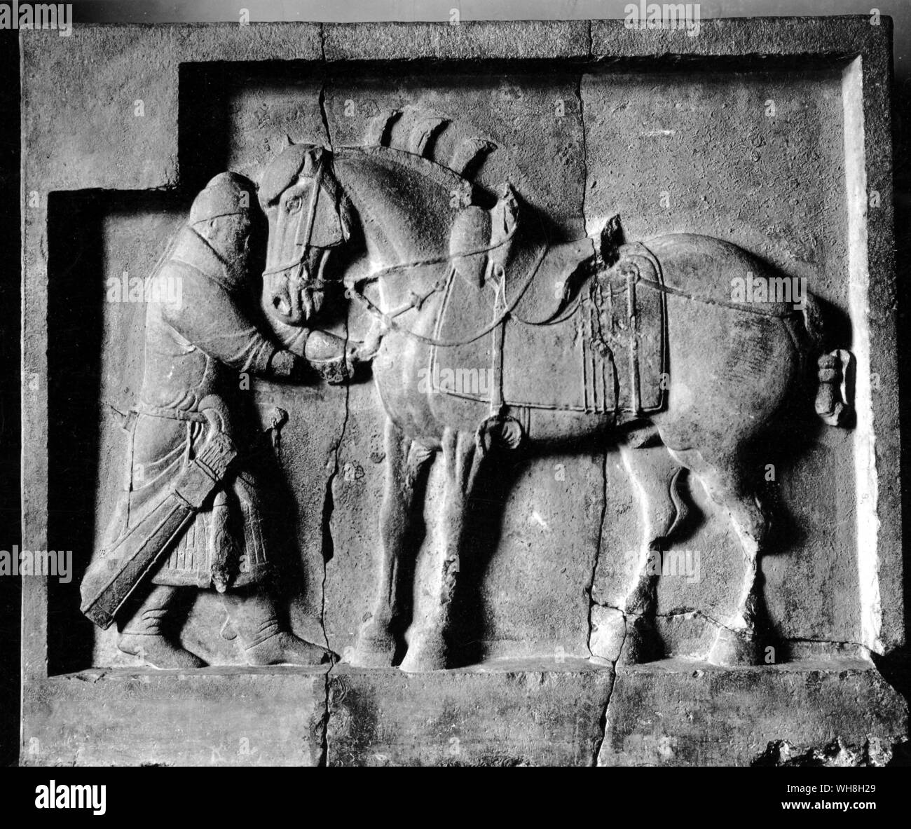 China. 7. Jahrhundert AD Entlastung von Pferd und Bräutigam zeigt ein auffallend modernes Sattel mit Steigbügel. Den Bügel war nach Persien aus China eingeführt, späten 7 Jahrhundert. Enzyklopädie des Pferdes ab Seite 104. Stockfoto