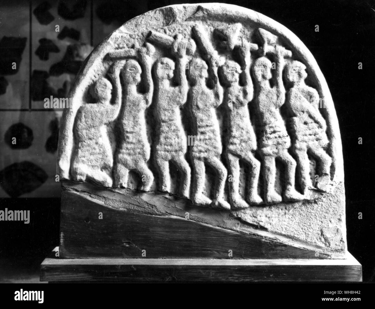 Die Wikinger Angriff Lindisfarne, aus einem Bild Stein von der achten oder neunten Jahrhundert. Viking Krieger der Angelsächsischen Kloster in 793 AD verwüstet. Die Öffnung der Welt von David göttliche, Seite 58. Stockfoto