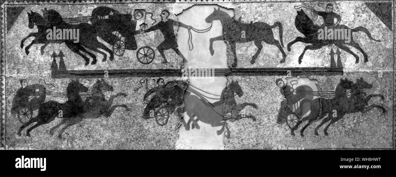 Racing in römischen Lincolnshire. Diese 4. Jahrhundert Mosaik aus Horkstow zeigt fast sicher laufen, da nur ein Mann steht in jedem Wagen. Im Kampf ein bogenschütze oder spearman neben ihm sein würde, wenn die romano-british noch Krieg - wagen sich die meisten zweifelhaft. Das gesattelte Pferd führte durch seine Zügel hat ein deutlich Arabische Look, der eine kleine Menge Farbe verleiht die Tradition, dass die Römer spezialisierte Rennpferde nach Großbritannien importiert. Die Geschichte der Pferderennen von Roger Longrigg, Seite 21. Stockfoto