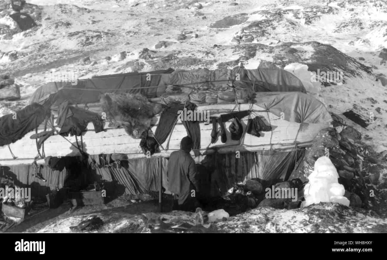 Das Wohnquartier auf Elephant Island, von Frank Hurley und George Marston. Sir Ernest Shackleton führte ein Rettungsversuch für seine Männer auf Elephant Island in der Antarktis gestrandet. Antarktis: Der letzte Kontinent, der von Ian Cameron, Seite 214. Stockfoto