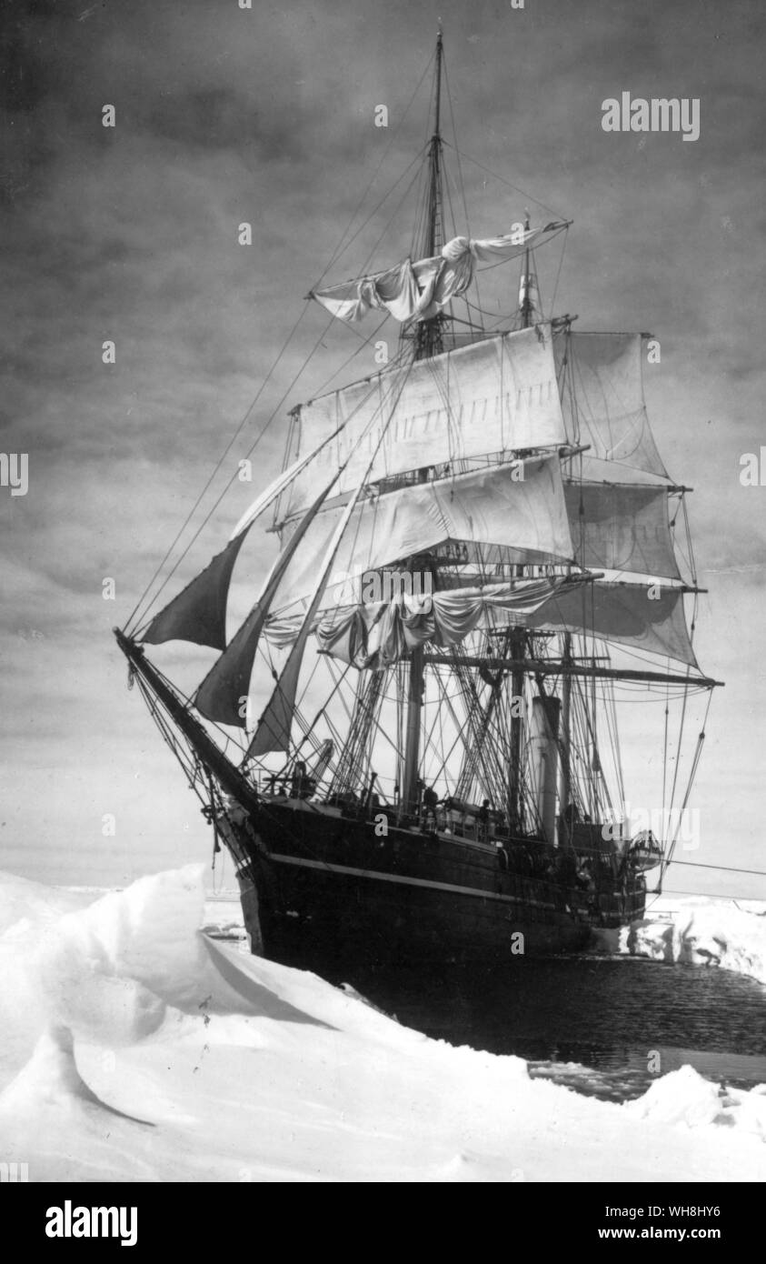 Terra Nova im Packeis eingeschlossen, die von H. G. Ponting, 13. Dezember, 1910. Scott's zweite Antarktisexpedition, 1910-1913. Antarktis: Der letzte Kontinent, der von Ian Cameron, Seite 182. Stockfoto
